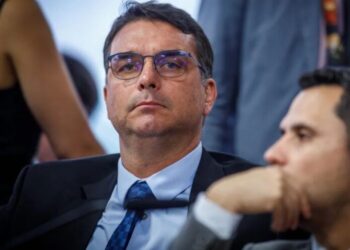 Ex-sócio de Flávio Bolsonaro em loja de chocolate cobra dívida de R$ 1,5 milhão atribuída a senador