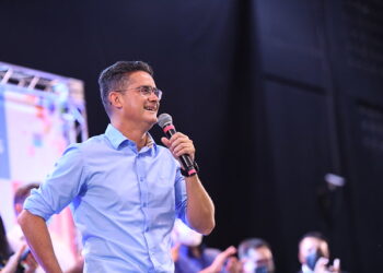 David Almeida se estabiliza na liderança das pesquisas para Prefeitura de Manaus
