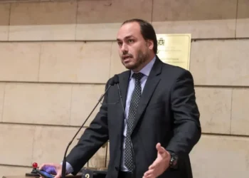 Carlos Bolsonaro usava assessores para obter informações da Abin, diz PF