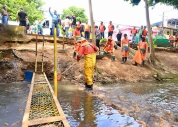 Igarapé no bairro Coroado recebe projeto-piloto de limpeza da Prefeitura de Manaus
