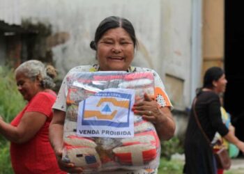 Prefeitura de Manaus entrega cestas básicas para 73 famílias no Mauazinho
