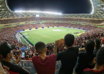 Torcedores amazonenses comemoram jogo entre Flamengo e Audax-RJ na Arena da Amazônia