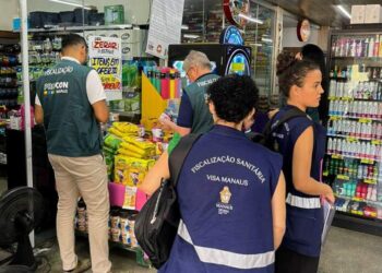 Operação conjunta do Procon Manaus e Vigilância Sanitária encontra irregularidades em supermercado da zona Norte