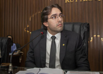 “Precisamos proteger nossas crianças”, diz Abrahim após sanção de lei que pune empresas por prática de trabalho infantil