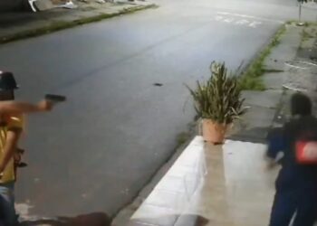 Jovem é cercado por bandidos e tomba em calçada durante fuga em Manaus