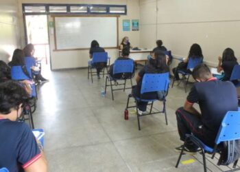 Matrículas 2024: confirmação de reordenamento de alunos para novas escolas tem início no AM