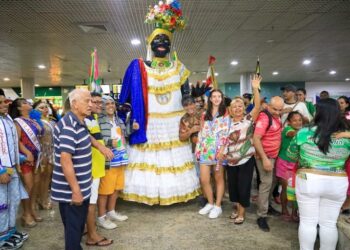 Kamélia abre oficialmente o Carnaval de Manaus 2024 após receber a ‘chave da cidade’