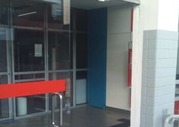 Ladrão leva porta de agência bancária na Avenida Brasil, em Manaus