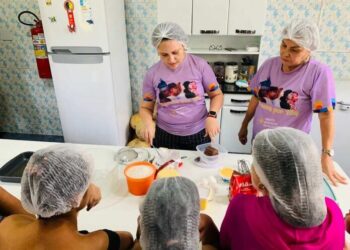Prefeitura realiza oficina de produção de brownies para mulheres atendidas por casa de acolhimento