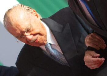 Ex-presidente José Sarney sofre queda em Brasília e tem fraturas