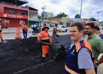 Avenida Constantino Nery volta a ser liberada após reforma em cratera
