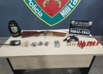 Dupla é presa com armas de fogo e drogas em comunidade na Zona Leste de Manaus
