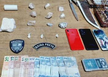 Homem é preso com drogas, armas e uma moto com restrição de roubo no AM