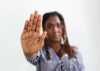 Ao menos oito mulheres são vítimas de violência doméstica por dia