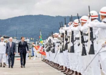 “Defesa é para paz”, diz Lula ao inaugurar submarino com Macron