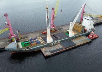 Governo acompanha chegada de navio com materiais para termelétrico Azulão no AM