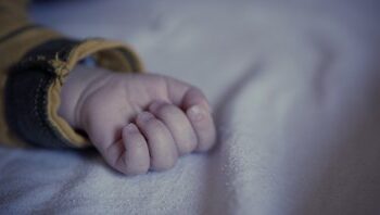 Pai e madrasta são indiciadas por torturar bebê de 1 ano ao queimá-lo com colher quente em Manaus