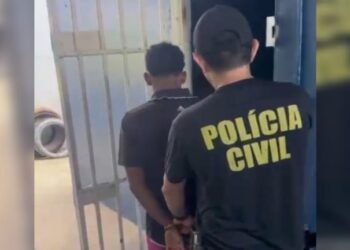 Homem invade escola com foice para ameaçar alunos e é preso no AM