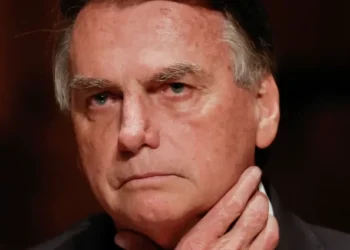 Bolsonaro recorre contra decisão de Dino de manter multa de R$ 70 mil