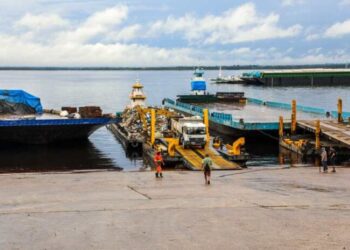 Primeiras ecobarreiras da prefeitura já coletaram 60 toneladas de resíduos e têm impedido que lixo chegue ao rio Negro