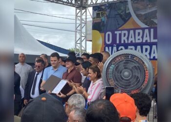 Prefeito assina ordem de serviço para reforma de praça e quadra no Armando Mendes
