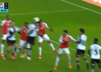 Internacional atualiza estado de Renê após choque de cabeça