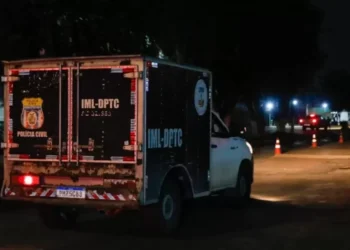 Homem morre após ter faca cravada no peito durante bebedeira em Manaus