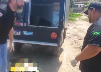 Homem é achado morto em casa e amigos dizem que ele foi morto por engano, em Manaus