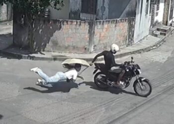 Ladrão em moto arrasta jovem em rua de Manaus durante tentativa roubo