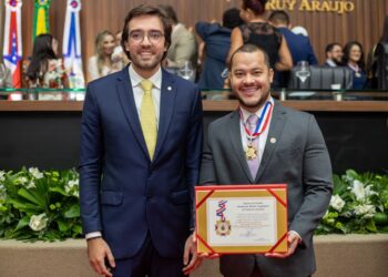 Deputado Adail Filho é homenageado pela Aleam com a Medalha do Mérito Legislativo