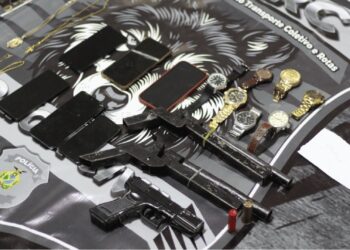 Polícia prende oito suspeitos em roubos a ônibus e apreendem armas, celular e joias no AM