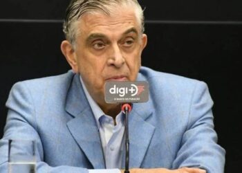 Petraglia faz gestos obscenos e responde ofensas de torcedores do Athletico-PR
