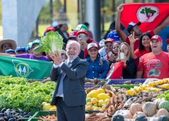 Lula se reúne com direção do MST em meio a pressão por assentamentos