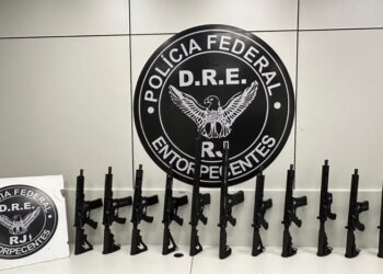 PF apreende arsenal de armas de guerra do Comando Vermelho no RJ