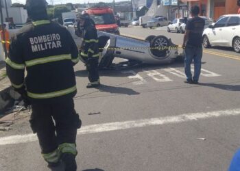 Vídeo: Carro ‘fura’ cruzamento e capota ao ser atingido na Cachoeirinha 