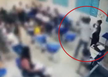 VÍDEO: estudante desfere tapa na cara de professora dentro de sala de aula