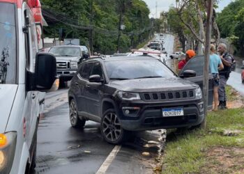 Urgente: idoso perde o controle de carro e destrói poste na av. do Turismo