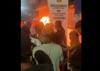 Homem é atacado e queimado vivo pela população após matar companheira e esfaquear enteada no interior do AM