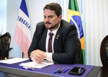 Marcos do Val chega dos EUA é levado para colocar tornozeleira eletrônica