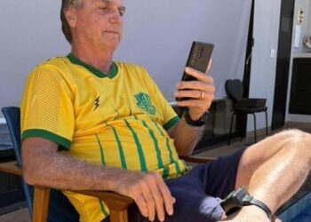 Alexandre de Moraes proíbe Bolsonaro de usar celular em prisão domiciliar e libera visitas só com autorização do STF