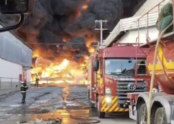 Incêndio de grande proporção atinge fábrica  EFFA motors em Manaus