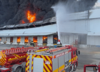 Incêndio em empresa dura mais de 21 horas
