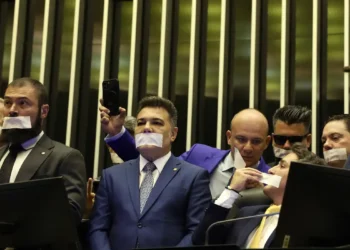 Oposição pernoita nos plenários do Congresso para impedir trabalhos