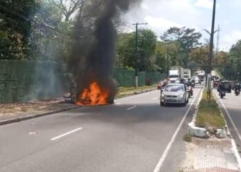 Carro pega fogo e causa congestionamento na avenida Rodrigo Otávio, em Manaus
