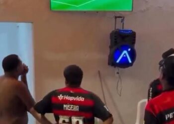 Torcedor não aceita eliminação do Flamengo da Copa do Brasil e quebra TV