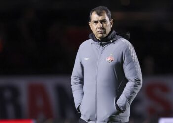 Vitória demite Fábio Carille após goleada histórica para o Flamengo