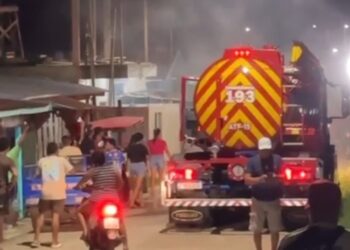 Moradores incendeiam casa de jovem que jogou água quente em criança em Jutaí 