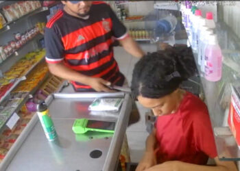 Criminoso assalta mercadinho da irmã de Lucas Picolé em Manaus e devolve celular após repercussão