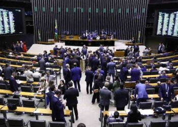 PEC da Blindagem divide centrão, relator ameaça não assinar texto, e PL desiste de votação