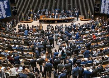 Deputados apresentam projeto de lei que criminaliza adultização de criança